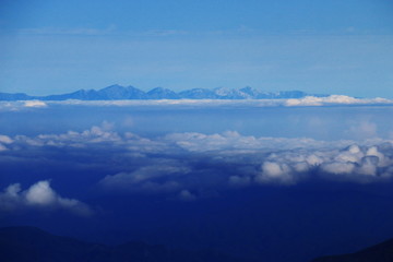 南アルプス塩見岳山頂への道　本谷山稜線からの北アルプス後立山連峰　白馬三山遠景