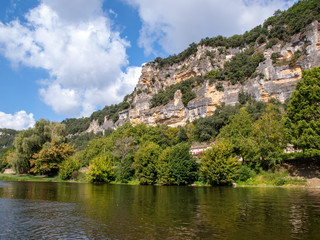 Fototapeta na wymiar Landscape of the Dordogne river valley between La Roque-Gageac and Castelnaud, Aquitaine, France