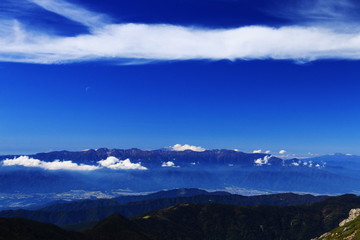 Obraz premium 南アルプス塩見岳山頂からの 中央アルプス 御嶽山 遠景 