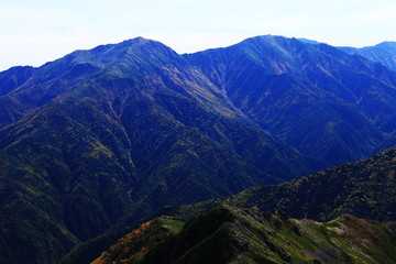 Fototapeta premium 南アルプス塩見岳山頂から 荒川三山 悪沢岳 中岳 前岳 を望む