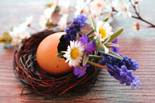Osterdeko mit Blumen