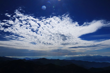 南アルプス塩見岳山頂から　うろこ雲と　恵那山　木曽遠景