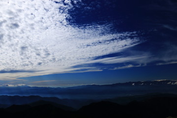 南アルプス塩見岳山頂から　壮大なうろこ雲の広がる風景　中央アルプス北アルプス遠景