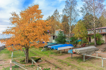 Obraz premium Boathouse on the Bay in the fall