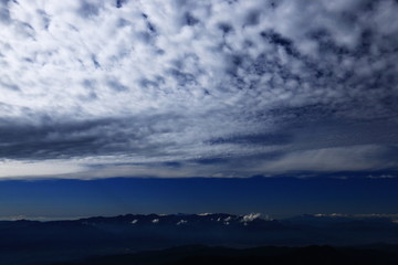 Fototapeta na wymiar 南アルプス塩見岳山頂から　壮大なうろこ雲の広がる風景　中央アルプス北アルプス遠景