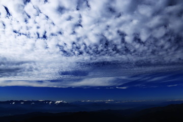 Naklejka premium 南アルプス塩見岳山頂から 壮大なうろこ雲の広がる風景 中央アルプス北アルプス遠景