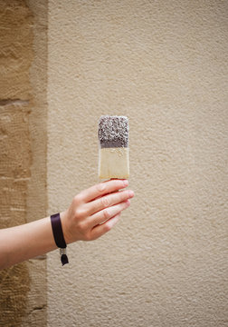 Hausgemachtes Eis am Stiel mit Schokoladenglasur und Kokosflocken