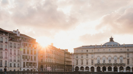 Häuserfassaden imposanter Altbauten in der Abensonne