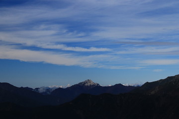 Fototapeta na wymiar 南アルプス塩見岳山頂から　南アルプス北部　甲斐駒ヶ岳を望む