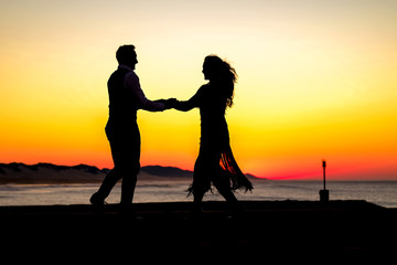 Fototapeta premium Awesome silhouette of a couple dancing 