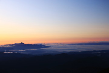 東北飯豊連峰　三国岳避難小屋からの朝の景色　雲海と磐梯山