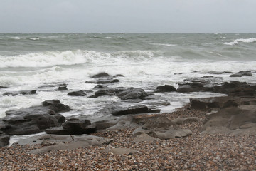 Wybrzeże Normandii, Francja, w czasie deszczu.