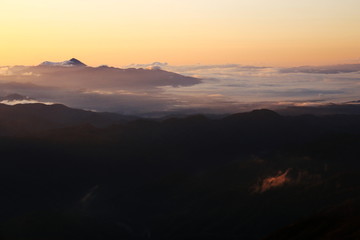 東北飯豊連峰　三国岳避難小屋からの朝の景色　雲海と吾妻連峰と朝陽