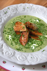 Spinatsuppe mit gebratenem Bayerischem Kalbskäse