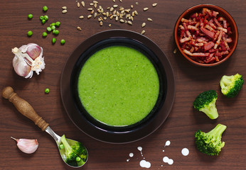 Zupa krem z brokulai groszku, dieta ketogeniczna