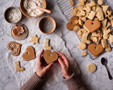 Weihnachtsplätzchen und Lebkuchen werden verziert 