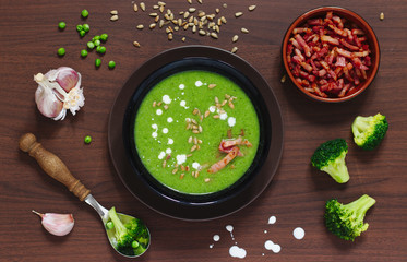 Obraz na płótnie Canvas Zupa krem z brokulai groszku, dieta ketogeniczna