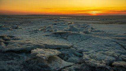 Obraz premium Frozen sea. Snow landscape. Sunset