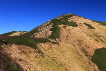 東北飯豊連峰　飯豊山山頂への道　切合小屋稜線から山頂を望む