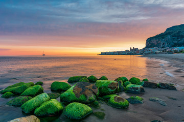 La spiaggia di Cefalù con la cittadina sullo sfondo alle prime luci del mattino, Sicilia	  