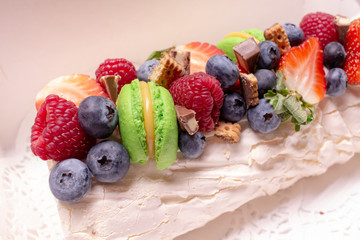 Meringue roll with berries