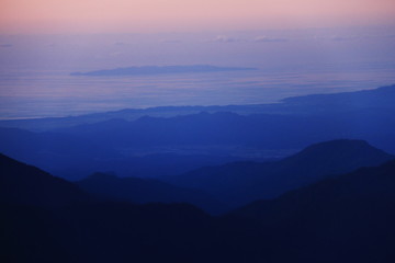 東北飯豊山　山頂直下本山小屋から　朝焼けに煙る　喜多方会津若松の街の雲海