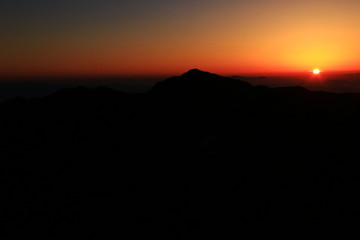 Fototapeta premium 東北 飯豊山頂直下 本山小屋から 夕日と飯豊連峰、大日岳