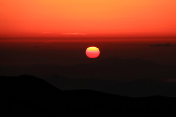 東北　飯豊山頂直下　本山小屋から　夕日と飯豊連峰
