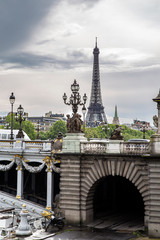 Fototapeta na wymiar Torre Eiffel, desde el Puente Alejandro III