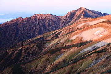 東北飯豊連峰　飯豊山山頂直下本山小屋の朝　朝陽に映える大日岳の雄姿