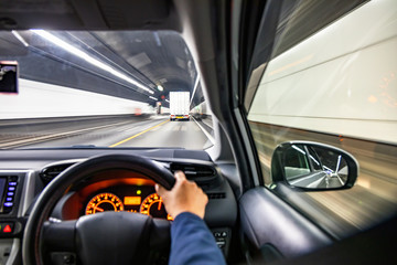 高速道路を走る自動車