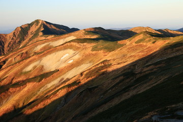 東北飯豊連峰　飯豊山山頂直下本山小屋の朝　朝陽に映える大日岳の雄姿と稜線