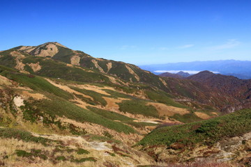 東北飯豊連峰　飯豊山山頂への道　切合小屋稜線から山頂を望む