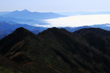 Naklejka premium 東北飯豊連峰 飯豊山山頂への道 三国岳稜線越しの磐梯山遠景