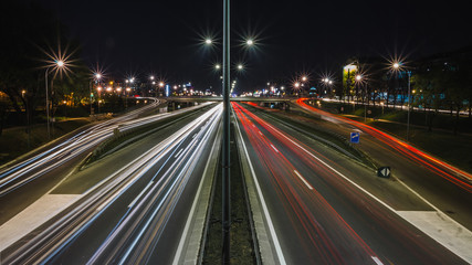 Fototapeta na wymiar Traffic in the city at night