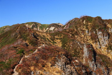 東北飯豊連峰　飯豊山頂のへの道　疣岩山稜線から飯豊山山頂を望む