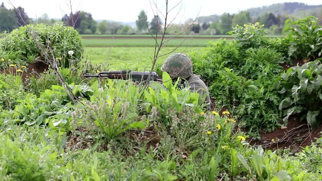Cold War - Soldier jump in dig aim target