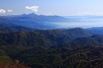 Naklejka premium 東北飯豊連峰 飯豊山山頂への道 紅葉の山並みと磐梯山遠景