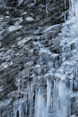 Eiszapfen an Fels