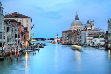 Fototapeta na wymiar Vista de Venecia desde el Puente de la Academia