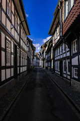 Fototapeta na wymiar Altstadtgasse mit Fachwerkhäusern