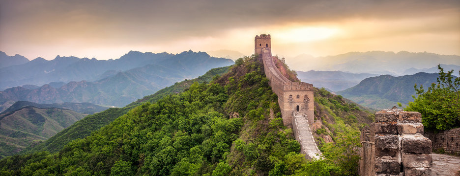 Gro&szlig;e Mauer in China Panorama bei Sonnenuntergang