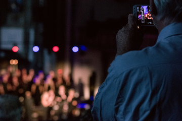 Mann fotografiert mit handy event