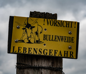 Bullenweide Lebensgefahr Warnschild