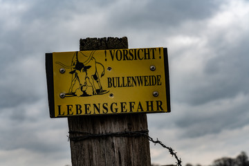 Bullenweide Lebensgefahr Warnschild