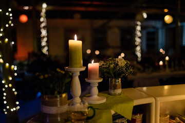 Kerzen und Blumendekoration