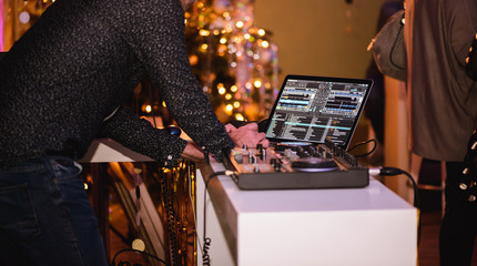 DJ an Mischpult