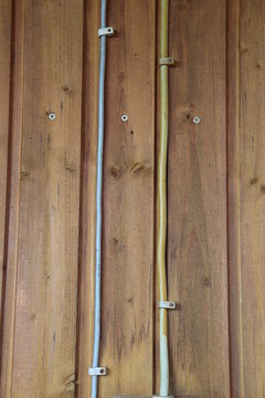 Holz Verschaltung mit Stromkabel