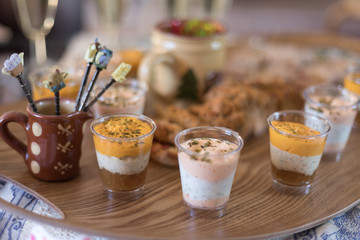 diff&eacute;rentes verrines sur une table de no&euml;l 