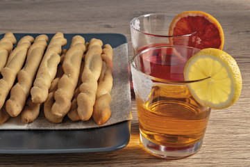 grissini piatto scuro aperitivi rosso giallo particolare